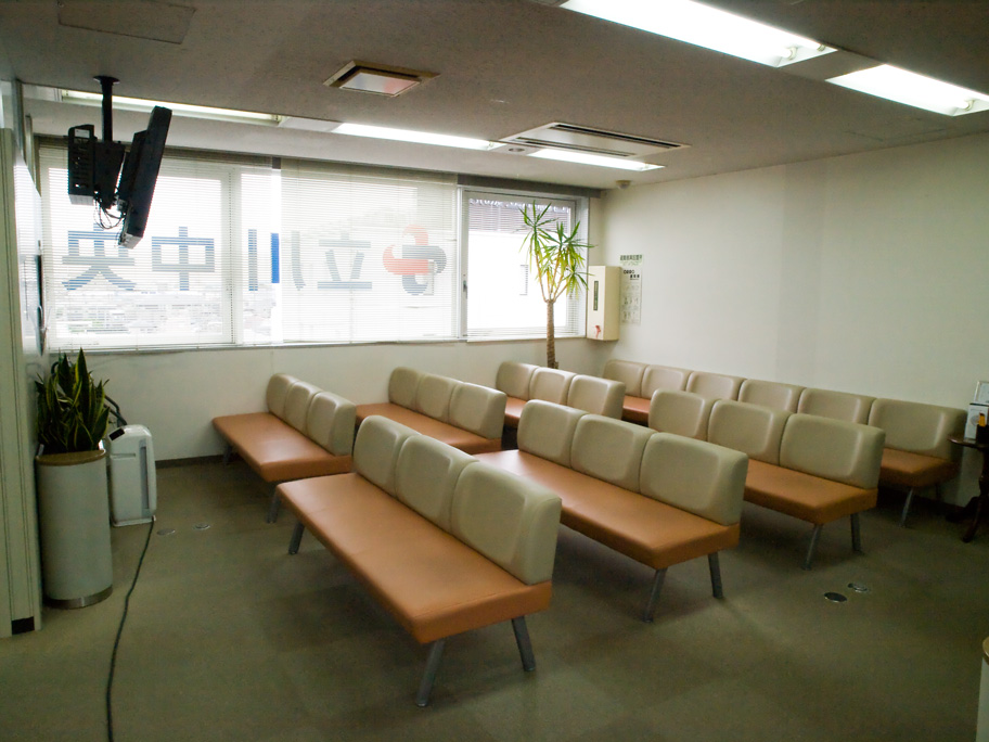 立川中央病院附属健康クリニック 待合室